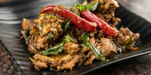 un plat de poulet avec du piment