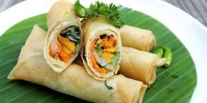 une assiette de rouleaux impériaux