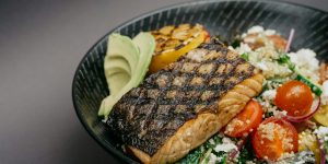 une assiette de poisson frit