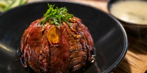 plat de boeuf dans un bol noir