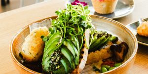 un plat de salade à base d'avocats