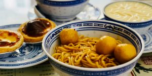 un bol de nouille et boulette avec des desserts pour enfants