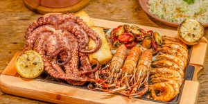 plateau de fruit de mer avec poulpe calmar crevettes