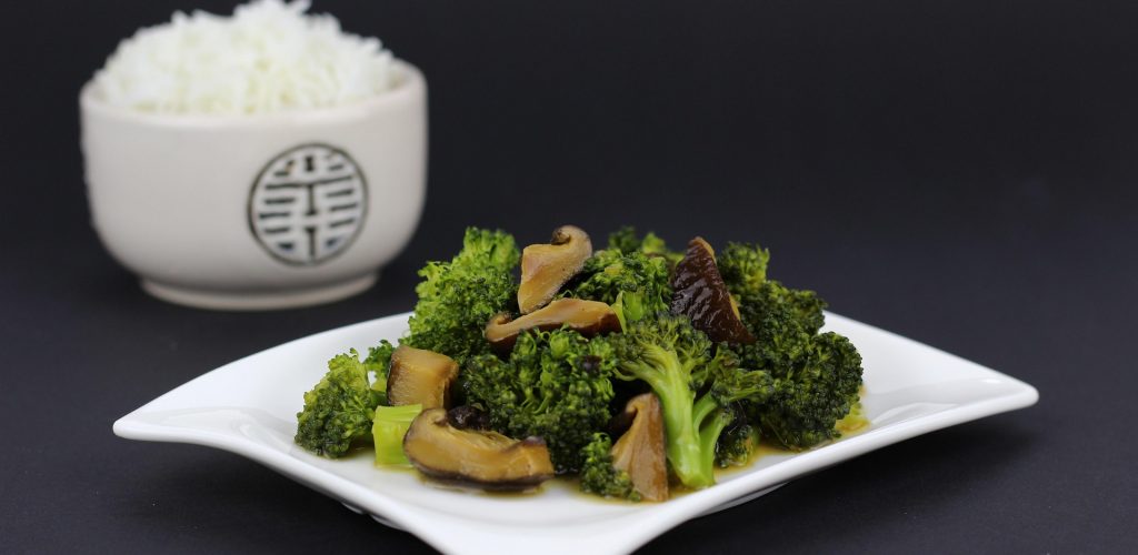 plat de brocolis et champignon avec un bol de riz